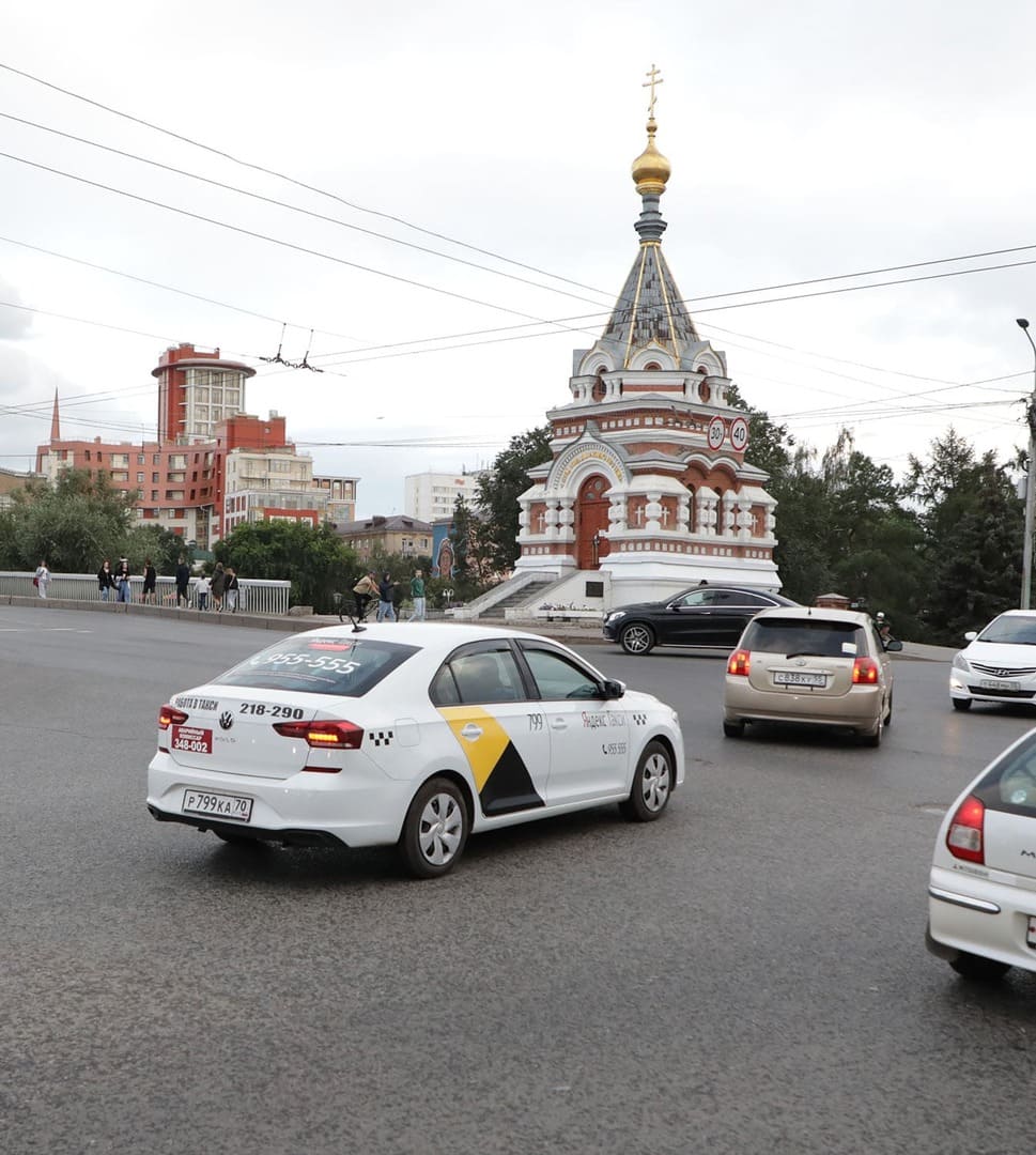 Автомобиль такси у Серафимо-Алексеевской часовни
